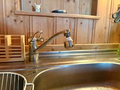 Steng hovedstoppekrana og la så vannet renne til det stopper inne på hytta. Da får du tømt rørene for vann og unngår dyre frostskader.