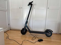 Når du lader elsparkesykkelen din bør du være våken og til stede. Og dropp å lade innendørs.