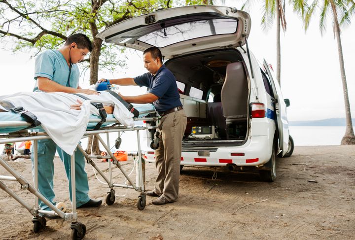 Mange nordmenn reiser utenlands i påskeferien. Noen blir syke eller skader seg og trenger hjelp.