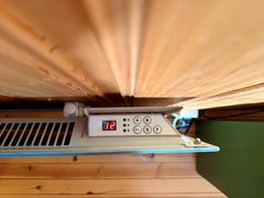 Ha litt varme på i rom med vannrør. 10-12 grader er anbefalingen.