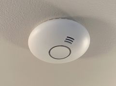 Sjekk at røykvarsleren funker hver gang du kommer til hytta. Og gjør det til en rutine å bytte batteri, årlig.