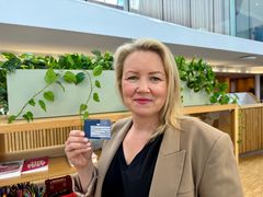 Skadesjef i Frende Forsikring, Kathrine Kleppestø, med Helfo-kortet. Har du et gyldig kort på plass før ferien?