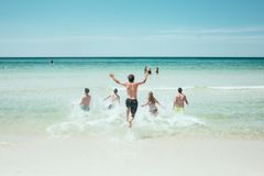 I ferien bruker nordmenn mye penger, men i år bør du ikke sprenge budsjettet, sier ekspert.