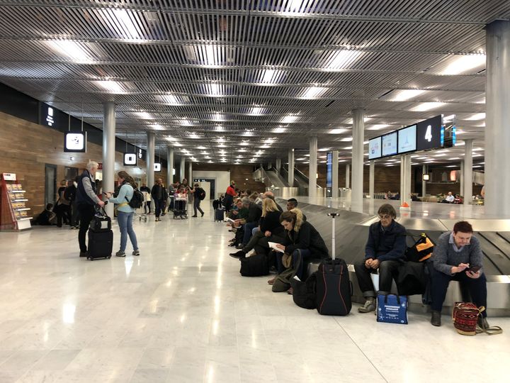 Siden krigen startet har tusenvis av flyvninger allerede blitt kansellert. Det betyr venting og usikkerhet for mange reisende.