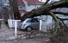Hvis du har mulighet til å parkere innendørs når vinden står på som verst, kan det være en god ide. Eller parker et sted der vindretningen er mer gunstig enn på dette bildet.