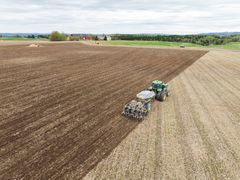 Terje Romsaas og sønnen Gulbrand har utviklet og fått patentert sin egen direktesåmaskin, som nå har fått de første bestillingene. Terje ble i 2023 den første vinneren av Landbrukets bærekraftpris.