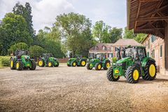 NY 6M-SERIE: John Deere lanserte tidligere i år sin nye 6M-serie med hele 17 modeller fra 6M 95 TIL 6M 250 med fra 120 – 281 hestekrefter maks effekt. De første modellene i Norge kan du se på Agroteknikk på Lillestrøm. 14.-17. november.