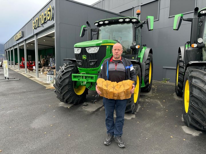 VEDLEVERANDØR: Ole Anton Stensrud fra Gausdal i Innlandet leverer bjørkeved fra Finnskogen til de aller fleste Felleskjøpet-butikkene denne sesongen.