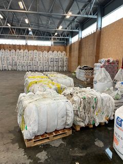 TIL GJENVINNING: Ferdig pressa storsekker klare til gjenvinning. I fjor leverte norske bønder inn over 220 tonn storsekker til gjenvinning via Felleskjøpets ordning.