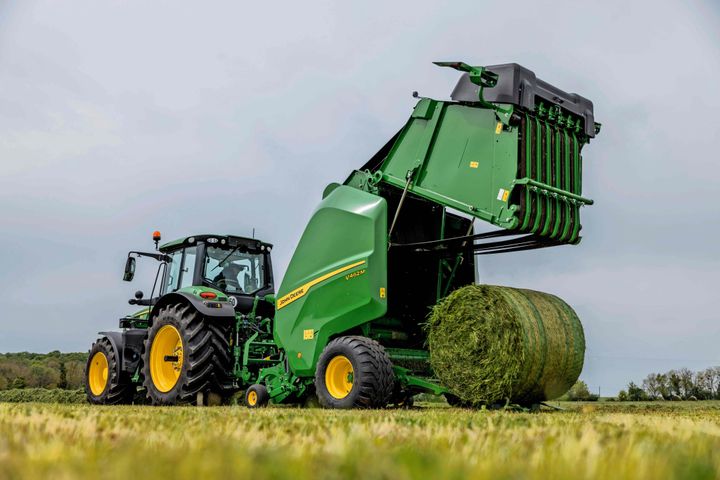 Alle modellene i den nye generasjonen rundballepresser fra John Deere er utstyrt med avanserte ISOBUS-funksjoner, som sikrer full integrering av maskinen i John Deere Operations Center™. Denne intelligente tilkoblingen gjør det mulig for gårdbrukere å overvåke rundballekvaliteten mens de er på farten og dermed arbeide mer effektivt ute på jordet.