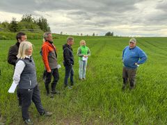 FORKLARER: Olav Vold forklarer hvordan hans hverdag på jordet er. Fra venstre: Hilde Mosand, markedsdirektør i Yara, Jøran Stangervåg, salgs- og markedsdirektør i Norgesmøllene, administrerende direktør Christian Hoel i Rema 1000, Håvard Bjørgen, kundeansvarlig i Yara, Anna Haugli, salgs- og fagkonsulent i Felleskjøpet.