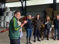 AGRONOMI: Forretningsområdesjef Ragnær Dæhli forklarer om agronomiske tiltak for de frammøtte på gården.