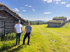 FJORÅRETS VINNERE: I 2024 gikk prisen til far og sønn Embret og Halvor Rønning fra Vingelen i Innlandet. Nå åpner nominasjonene til årets utgave av Ladbrukets bærekraftpris.