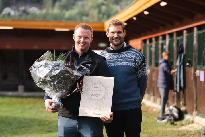 Jens Ludvig Sørli er Årets Unge Bonde 2025. Han ble gratulert av landbruks- og matminister Nils Kristen Sandtrøen under utdelingen på Dyrsku'n.