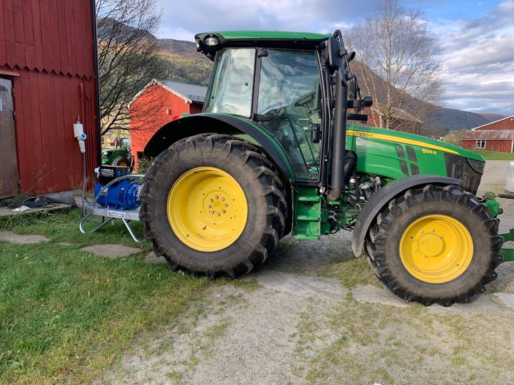 NØDSTRØM: Mange bønder tok i bruk aggregat da strømmen gikk sist helg. Her er et nødaggregat drevet på traktor hos en gård som var strømløs fra fredag ettermiddag til søndag ettermiddag.