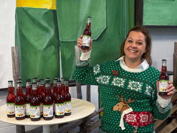 Maren Dahl i Felleskjøpet har grunn til å smile: Det blir Fjøsnissebrus til jul i år også. Flaskene på bildet er de siste som er igjen fra fjorårets produksjon.