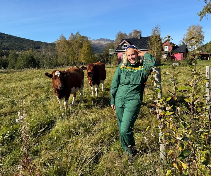 Thea Reiten fra Tylldal i Innlandet har tatt i bruk den nye Felleskjøpet-dressen. (Foto: Eva Olssøn/Felleskjøpet)