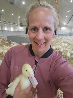 Inger Synøve Johnsen fra Tønsberg i Vestfold. Driver et mangfoldig bruk med korn, gris, ammeku, storfekjøtt og slakteand. Hun er et godt eksempel på hvordan tradisjonelt husdyrhold kan kombineres med moderne klimateknologi og mange kreative løsninger innen både energi og fôring.