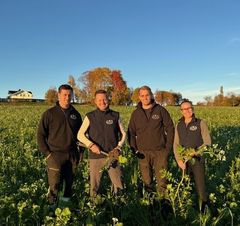 Håkon Huseby fra Ås i Akershus. Driver familielandbruk sammen med kona og sønnene etter prinsipper basert på Karbon Agro. Det innebærer minimalt med jordarbeiding, direktesåing og levende plantedekke året rundt.