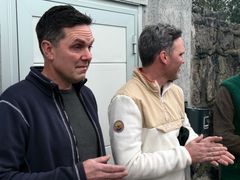 Eldste bror Bernt Freberg ble rørt til tårer under utdelingen.