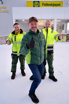 TOMMEL OPP: Tillitsvalgt Tormod Nilsen, butikkselger Ole Per Gaup og butikksjef Gøran Rasmussen er fornøyde med å få landbruksverksted i Tana.