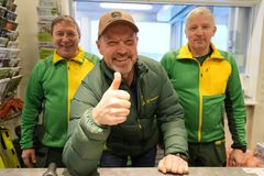 TOMMEL OPP: Tillitsvalgt Tormod Nilsen, butikkselger Ole Per Gaup og butikksjef Gøran Rasmussen er fornøyde med nytt landruksverksted i Tana.