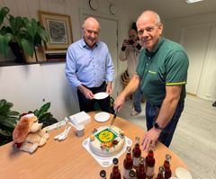 Avtroppende styreleder Kjell Eivind Solberg i Skiptvet Mølle og styreleder Jens Lippestad i Felleskjøpet Agri markerte avtalen med marsipankake i lokalene til den lokale mølla mandag denne uka.