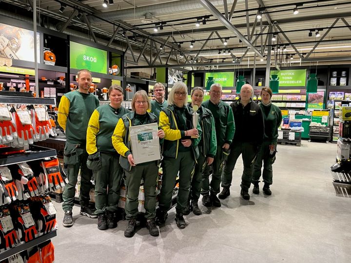 ÅRETS BUTIKK: Felleskjøpets team i butikken på Barkåker er utropt som Årets butikk i bondesamvirket. Fra vestre: Hans-Martin Rød, Line Holthe Iversen, Hanna Elisabeth Andersen, Fred Runar Johannessen, Anne Karin Grøtterud, Marianne Holt Børresen, Jan Erik Hetlesæther, Tom Haugland Pettersen, Elisabeth Gran