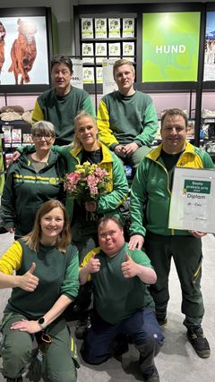 BESTE PRAKSIS: De ansatte ved Felleskjøpet Mo i Rana har grunn til smile etter prisutdelingen. Øverst fra venstre: Alvind Åsheim, øverst til høyre: Erling J. Kristensen, midten venstre: Wenche Kvåle, midten: Stina B. Langfjell, midten høyre: Frank-Robert Jenssen, fremst venstre: Bodil K. Saghei, fremst høyre: Arne Marius Eide. (Foto: Felleskjøpet)