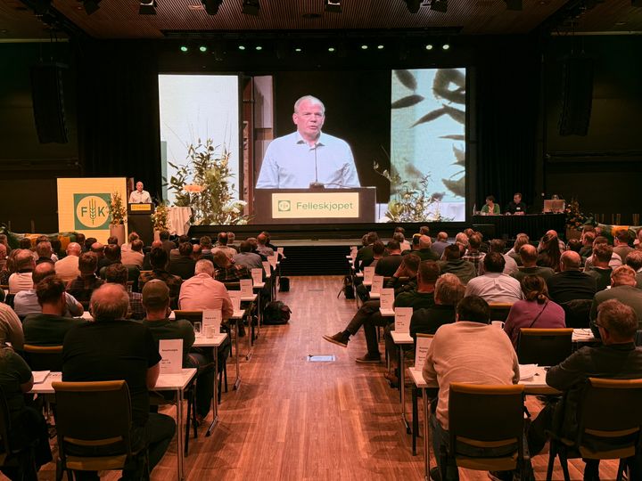 Styreleder Jens Lippestad i Felleskjøpet Agri på talerstolen under årsmøtet i fjor. (Foto: Felleskjøpet)