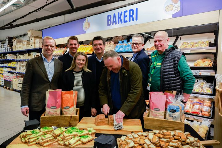 Hele verdikjeden er representert når brød merket med "Varsom vekst" ble lansert i Rema 1000-butikkene. Fv: Svein Tore Holsether (Yara), Jan Erik Eikeland (Norgesmøllene), Ole Robert Reitan (Reitan Retail), Tor Søreide Sivertsen (Mesterbakeren) og Bjørn Stabbetorp (Felleskjøpet Agri). Foran: Ingrid og Olav Vold.
