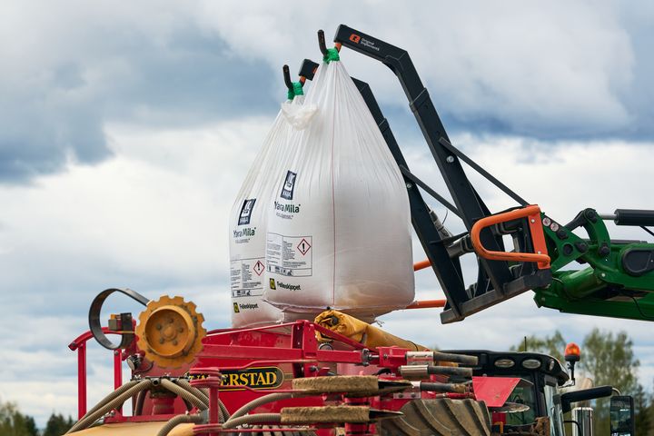 Bildet viser fylling av mineralgjødsel i Väderstad Spirit 600C kombisåmaskin.