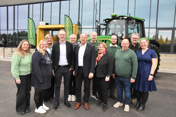 Dette er konsernstyret i Felleskjøpet Agri. Fra venstre: Elisabeth Slethaug Nilsen, Ann Kristin Sønmør Nygaard, Torbjørg Kylland, Erling Aune (nestleder), Grim Erik Gillestad, Jens Lippestad (styreleder), Frank Jøran Fandin, Elisabeth Holand, Knut Grønnerød Repstad, Sigbjørn Aurland, Thor Johannes Rogneby og Borgny Kjølstad Grande.