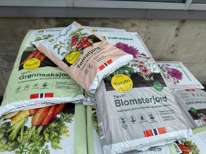 Nelson Garden lanserer som første aktør i Norge torvfrie alternativer til hele jordsortimentet sitt under Åpen dag onsdag 20. mai. Bildet viser sekker med torvfri jord hos Felleskjøpet.