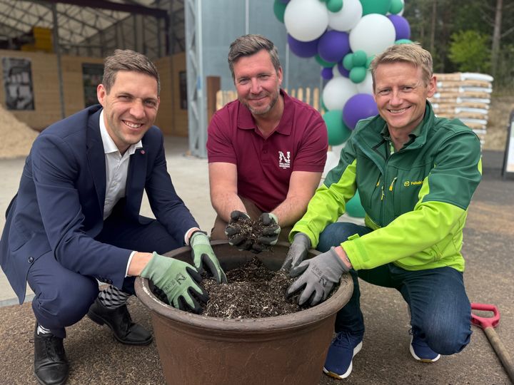 Klima- og miljøminister Andreas Bjelland Eriksen (t.v), Nelson Garden-direktør Martin Borgström og konsernsjef Svenn Ivar Fure i Felleskjøpet Agri gikk sammen og blandet sammen torvfri jord under arrangementet til Nelson Garden i Vestfold onsdag denne uka.