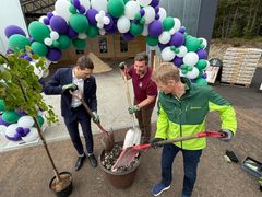 Klima- og miljøminister Andreas Bjelland Eriksen (t.v), Nelson Garden-direktør Martin Borgström og konsernsjef Svenn Ivar Fure i Felleskjøpet Agri gikk sammen og blandet sammen torvfri jord under arrangementet til Nelson Garden i Vestfold onsdag denne uka.