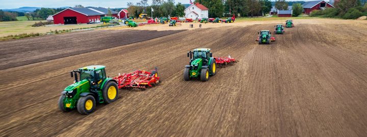 – Teknologien har utviklet seg enormt på 25 år. Det handler ikke lenger bare om å styre rett, men om å koble sammen maskiner, data og agronomi for å utnytte ressursene bedre og redusere overlapp, jordpakking og drivstoffbruk, sier Even Mangerud, Produktsjef Presisjonsjordbruk i Felleskjøpet Agri.