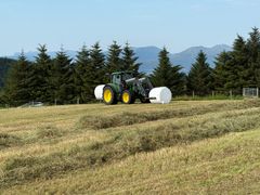John Deere i arbeid under slåtten på Vestlandet sommeren 2025.