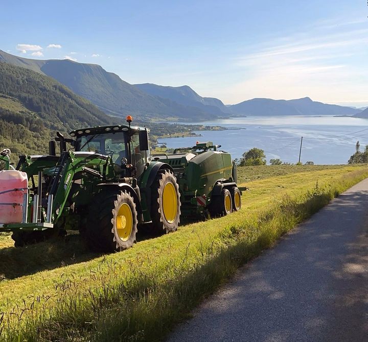 John Deere i arbeid under slåtten på Rovde i Møre og Romsdal.