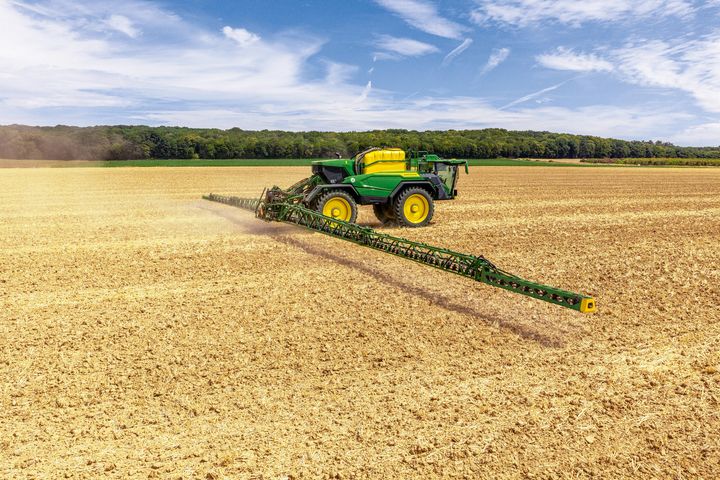 John Deere introduserer også en helt ny bomserie for 500R-serien. De nye bommene leveres med arbeidsbredder på 30, 36 eller 42 meter og har lettere og mer kompakt konstruksjon enn tidligere.