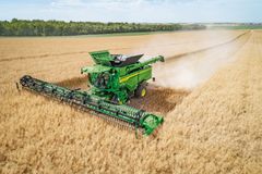 John Deere S7 900 i arbeid under tresking.