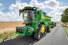 John Deere S7 900 under veitransport.