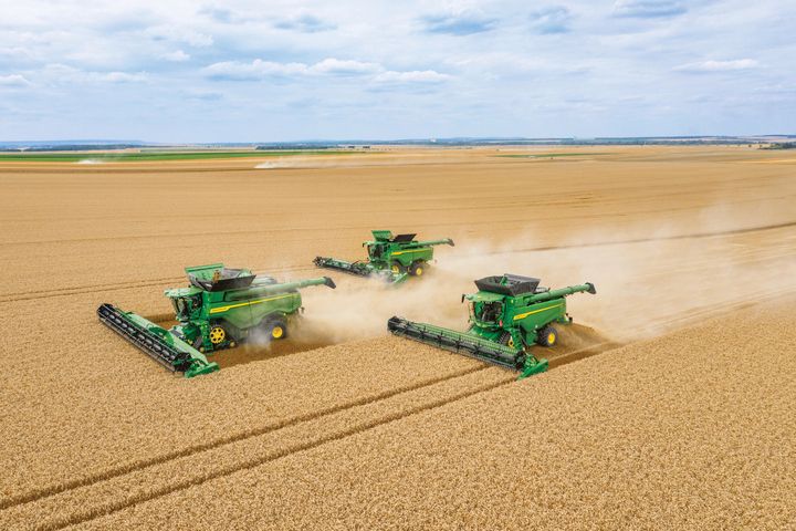 John Deere har særlig fokusert på økt produktivitet, bedre ytelse i hellende terreng og mer avansert automatisering på tvers av treskermodellene.