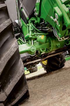 Den oppdaterte TLS™ Pro-framakselfjæringen på John Deere 6R kombinerer adaptiv og justerbar demping med komponenter inspirert av bilindustrien og forsterkede fjæringssylindere.