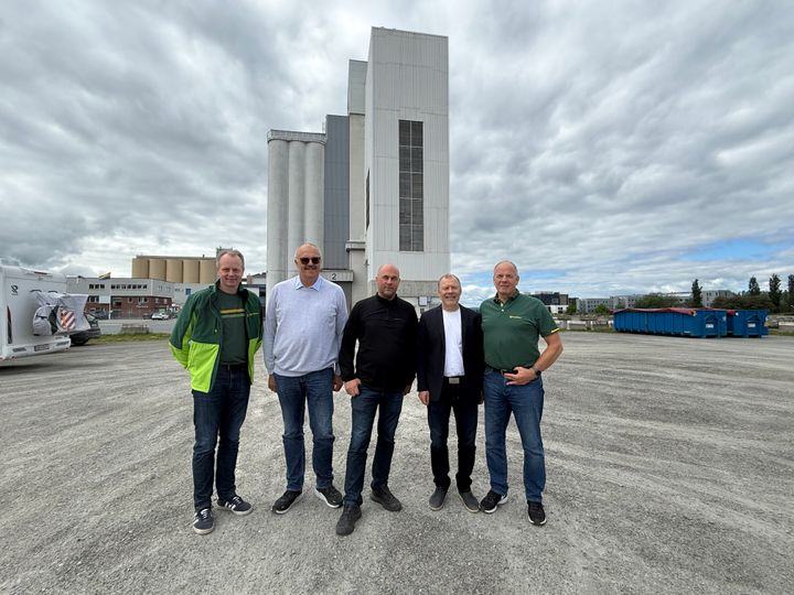 Fra venstre: Lars Ove Flaten, direktør korn og plantekultur i Felleskjøpet Agri, Inge Olav Rosendal, daglig leder Namdal Kornsilo og Mølle SA, Bjørnar Solberg, styreleder Steinkjer Kornsilo, Odd Garberg, daglig leder i Steinkjer Kornsilo og Jens Lippestad, styreleder i Felleskjøpet Agri.
