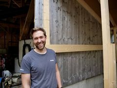 Sigurd Bogen Saure driver med melkeproduksjon i Hjørundfjorden. Han overtok driften av Knutegarden i 2016 og skjøtet i 2018. Sigurd har studert husdyrvitenskap ved NMBU. Gården har 240 000 liter melkekvote, hvorav 185 000 liter er eid, og rundt 28 årskyr. Om sommeren er Sigurd engasjert i fellesseter og beite med 80 til 90 melkekyr.   Siden overtakelsen har Sigurd bygget nytt løsdriftsfjøs, tårnsiloer, kraftverk/vannverk og ny bru. Filosofien til Sigurd er å bygge så miljøvennlig som mulig og bruke mye egeninnsats for å holde kostnader nede. Fjøset er bygget i tre og massivtre, med torvtak og naturlig lufting. Tårnsiloene reduserer plastavfall og dieselbruk i grovfôrproduksjonen.  Sigurd er opptatt av friske dyr og god dyrevelferd. Kalvene skal ha nok mat og mye kos. Alle kyrne har navn. Melkekyrne presses ikke til maksimal ytelse, med mål om bedre helse og lengre levetid. Sigurd er nysgjerrig og opptatt av forskningen fra de siste 15 årene om betydningen av god jordhelse. Han ønsker å drive mest mulig i samarbeid med jorda, da det er stort potensial for å la dyrking skje i tråd med naturens egne prosesser. Sigurd har verv i TINE og Bondelaget, sitter i lokale styrer, er aktiv i Heimevernet og brannmann i det lokale brannvesenet.