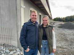 Anna og Halvard Dangstorp Unnerud driver Skjørtorp gård i Rakkestad, Østfold. Da de overtok i desember 2023 ble Anna 19. generasjon på slektsgården. På gården driver de kornproduksjon på over 500 dekar. Husdyrproduksjonen består av 13 ammekyr og en ren smågrisbesetning, noe som skal gi cirka 5000 smågris i året. Halvard er heltidsbonde, mens Anna jobber som spesialrådgiver i Animalia ved siden av gårdsdriften. Nytt og moderne grisehus ble innviet i januar 2026. De har kjøpt inn SPF-dyr, som er den høyeste helsestatusen grisen kan ha. Det nye fjøset legger til rette for god dyrevelferd, blant annet med større binger, optimaliserte drikkenipler, en fødeavdeling som håndterer ekstra mengder rotemateriale og et våtfôranlegg som gjør det mulig å oppdage redusert matlyst svært tidlig. Andre investeringer er bergvarmepumpe som henter ut varmen fra grisemøkka, gjødselkum og innkjøp av rør for drenering av 170 mål. Gården driftes etter karbon-agro-prinsipper som forhindrer erosjon og bidrar til økt jordliv.  Anna og Halvard deltar aktivt på fagmøter og i studieringer. De tar imot gårdsbesøk fra agronomklassen på Kalnes videregående og andre som er nysgjerrige på drifta. Under åpningen av grisehuset møtte over 400 personer opp. Begge har fartstid i Norges Bygdeungdomslag BU med ulike styreverv i lokallag, fylkesslag, nemnder for sentralstyret. Begge var aktive i forbindelse med Norges Bygdeungdomslag sitt landsstevne i 2018.
