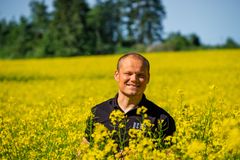 Petter Berfjord driver Berg Gård på Inderøy i Trøndelag. Han har forpaktet gården siden 2013, og overtok den i mai 2026. Driften omfatter over 1000 dekar jord; 500 dekar konvensjonelt og 500 dekar økologisk. Det dyrkes blant annet gras, bygg, havre, hvete, rug, karve, raps og sennepsfrø. I tillegg har gården sau og frilandsgris.  Berg Gård er opphavet til Inderøy Brenneri og 64 Grader Nord. Petter har vært sentral i utviklingen fra tradisjonell korndrift til foredling av mat og drikke. Hans initiativ 64 Grader Nord, videreforedler gårdens råvarer til blant annet rapsolje og sennep. I 2017 etablerte han et moderne produksjonsbygg med tørkeanlegg, lagersiloer, frø- og kornrenseri, samt egne lokaler til matproduksjon. I 2027 er målet å bygge malteri, slik at kornet også kan foredles til øl og whisky.  Petter har grøftet mye, benytter vekselbruk aktivt og all gjødsel spres om våren eller i vekstsesongen for best mulig næringsutnyttelse. Med samlet produksjon, foredling og salg på gården skapes verdikjeder med lite transport og god ressursutnyttelse. Biprodukter tas i bruk, blant annet brukes rapskake som dyrefôr. Gården samarbeider med birøkter om bikuber som bidrar til pollinering. Honningen kjøpes tilbake og brukes i gårdens produksjon av sennep og akevitt. Dyrene har god plass, rolige omgivelser, beiter store deler av året og får tett oppfølging. Sauene slaktes ved gårdens eget slakteri.   Gården tar imot besøkende gjennom gårdsbutikk, servering og ulike arrangementer  som formidles via sosiale medier. På fritiden er Petter aktiv i lokalsamfunnet, særlig gjennom orienteringsgruppa i Inderøy idrettslag.