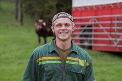 Torstein Halsos Stuhaug driver Stuhaug Gard i Vindafjord i Rogaland, som han overtok i 2023. Han er gift med Sigrid og sammen har de to barn. Torstein er utdannet agronom, og har studert friluftsliv, samfunnsutvikling og nyskaping. Gården har moderne melkeproduksjon med cirka 50 kyr og en melkekvote på 390 000 liter. I tillegg har de fullt påsett av kviger og okser, en saueflokk på rundt 30 sauer og driver rundt 490 dekar fulldyrka jord og 430 dekar innmarksbeiter. Siden overtakelsen har Torstein hatt fokus på moderne og framtidsrettet drift. Sigrid og Torstein var sterkt involvert i planleggingen av det nye løsdriftsfjøset, som sto ferdig i 2020. Etter overtakelsen har de startet med sau, rehabilitert et gammelt fjøs til sauefjøs og redskapshus, lagt tak på gjødselkummen og investert i mer effektivt høsteutstyr og bedre adferdsanalyse i melkefjøset. Torstein kjøper ikke inn dyr for å redusere smitterisiko og ha kontroll på dyrehelsen. Alle dyr fôres fram på gården, både okser og kvigeslakt. I fjøset har alle dyr liggebåser, også oksene.  Torstein bruker klimakalkulatoren, er en av Bondelagets spydspissbønder og ambassadør for styrket klimaarbeid i landbruket. For Torstein er det en stor motivasjon å ha familien involvert i drifta. Han har også behov for å sette matproduksjonen sin i et større perspektiv, i en verden hvor mennesker sulter og maten blir urettferdig fordelt.