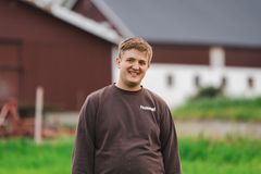 Joar Straume kommer fra en gård utenfor Bergen, men hadde ikke odel. Drømmen om egen gård var sterk og som 20-åring bestemte han seg for å flytte til ei lita øy på Helgelandskysten i Nordland. Før visning hadde han ikke vært nord for Molde.